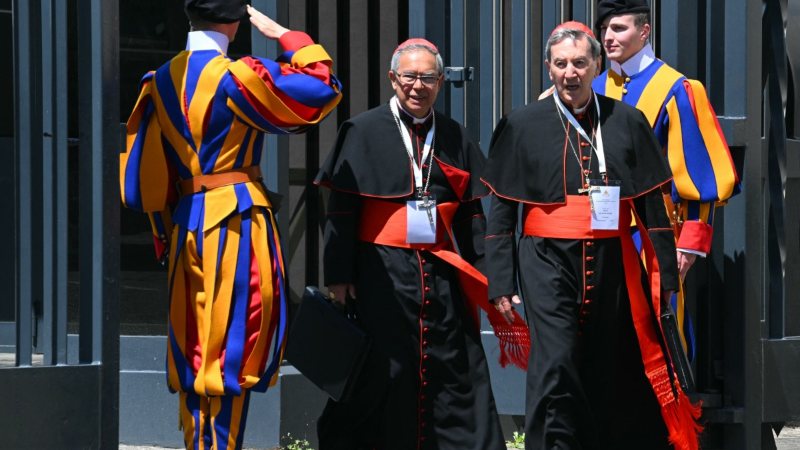 El cardenal colombiano y arzobispo de Bogotá Luis José Rueda Aparicio (centro, izq.) y el cardenal colombiano Rubén Salazar Gómez salen del Vaticano el 29 de abril de 2025. Dos cardenales electores se perderán el cónclave para elegir al próximo papa a partir del 7 de mayo por 