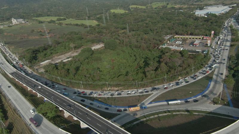 Trafico intenso en el redondel Integración y Bulevar Constitución en dirección a San Salvador. Alto flujo de vehículos debido al cierre de carretera panamericana por el tramo de Los Chorros.