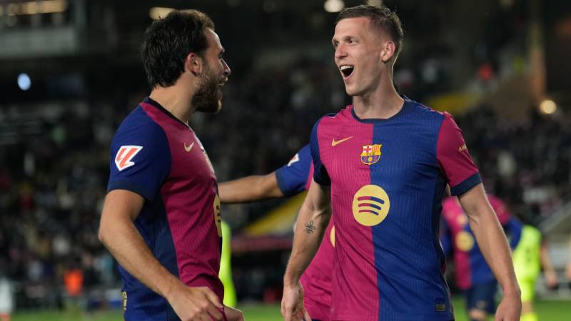 BARCELONA, 22/04/2025.- El centrocampista del FC Barcelona Dani Olmo (d) celebra su gol durante el partido de la jornada 33 de LaLiga que FC Barcelona y RCD Mallorca disputan hoy martes en el Estadi Olímpic Lluís Companys, en Barcelona. EFE/Alejandro García
