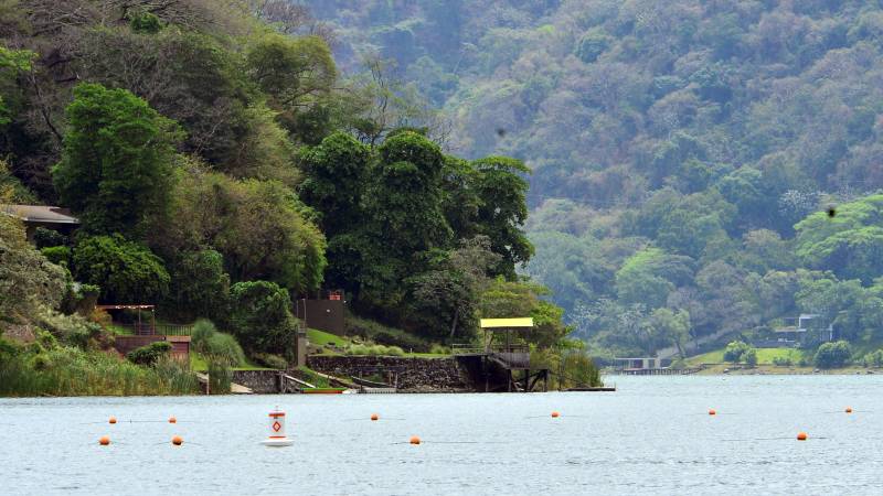 Al menos 19 comunidades aún dependen de la extracción de agua del lago. Foto EDH