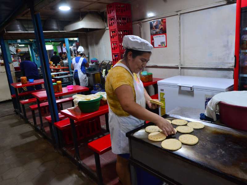 Imágenes del Mercado Sagrado Corazón ubicado en el Centro Histórico de San Salvador. Vendedores y comerciantes del mercado con incertidumbre de continuar en el lugar