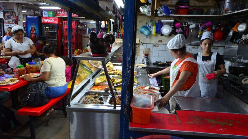 Imágenes del Mercado Sagrado Corazón ubicado en el Centro Histórico de San Salvador. Vendedores y comerciantes del mercado con incertidumbre de continuar en el lugar