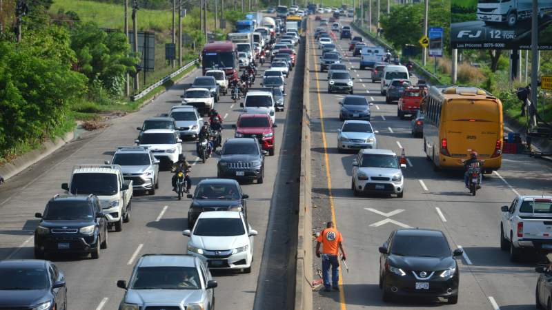 Trafico intenso en el redondel Integración y Bulevar Constitución en dirección a San Salvador. Alto flujo de vehículos debido al cierre de carretera panamericana por el tramo de Los Chorros.