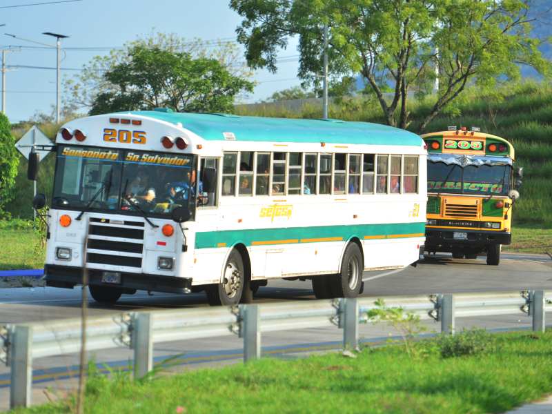 Trafico intenso en el redondel Integración y Bulevar Constitución en dirección a San Salvador. Alto flujo de vehículos debido al cierre de carretera panamericana por el tramo de Los Chorros.