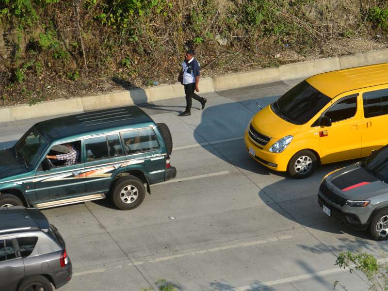 Trafico intenso en el redondel Integración y Bulevar Constitución en dirección a San Salvador. Alto flujo de vehículos debido al cierre de carretera panamericana por el tramo de Los Chorros.