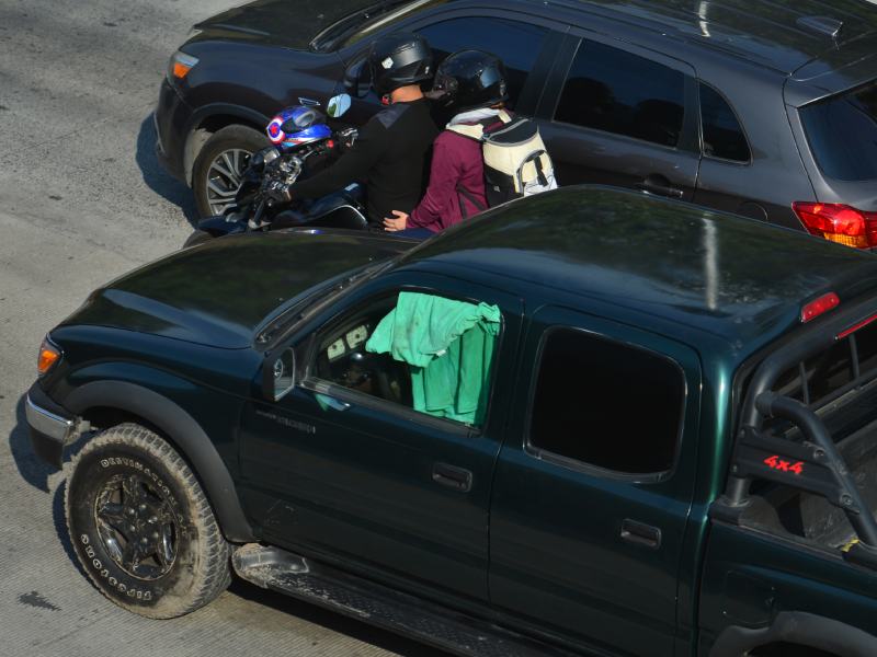 Trafico intenso en el redondel Integración y Bulevar Constitución en dirección a San Salvador. Alto flujo de vehículos debido al cierre de carretera panamericana por el tramo de Los Chorros.