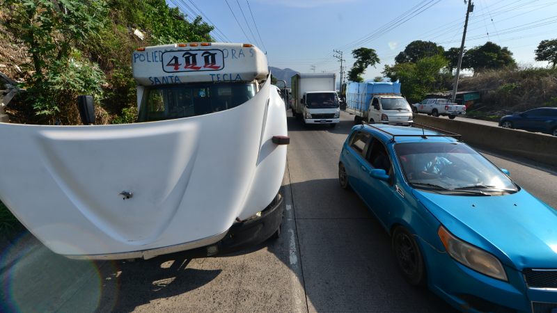 Trafico intenso en el redondel Integración y Bulevar Constitución en dirección a San Salvador. Alto flujo de vehículos debido al cierre de carretera panamericana por el tramo de Los Chorros.
