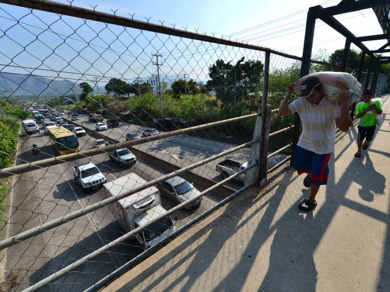 Trafico intenso en el redondel Integración y Bulevar Constitución en dirección a San Salvador. Alto flujo de vehículos debido al cierre de carretera panamericana por el tramo de Los Chorros.
