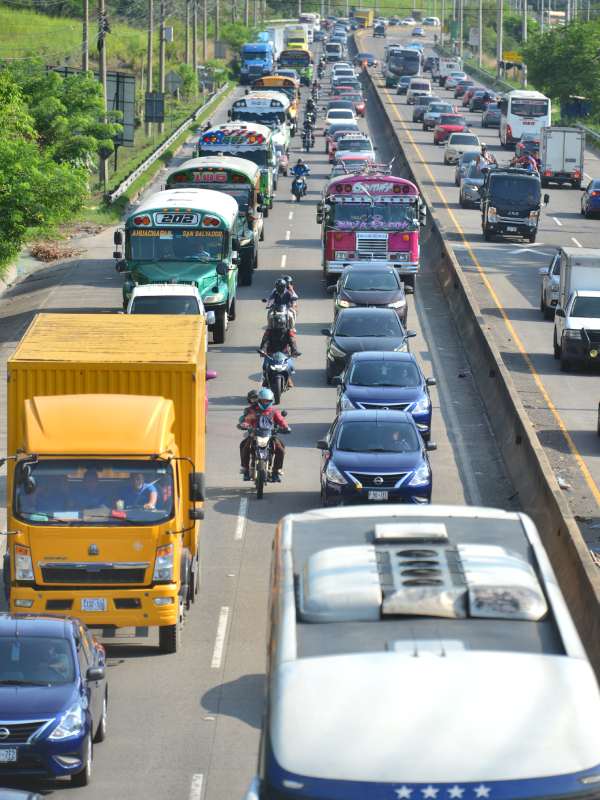 Trafico intenso en el redondel Integración y Bulevar Constitución en dirección a San Salvador. Alto flujo de vehículos debido al cierre de carretera panamericana por el tramo de Los Chorros.