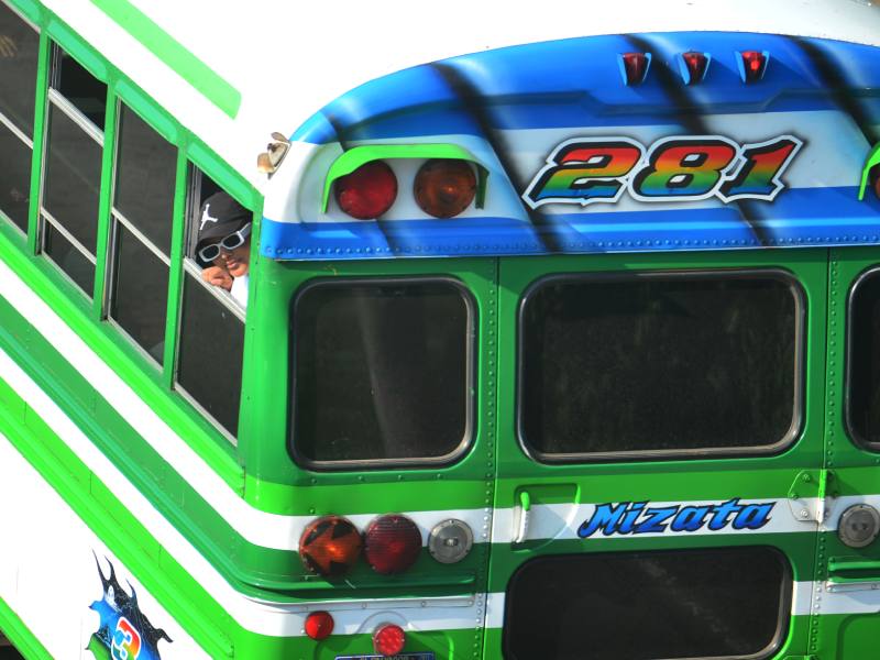 Trafico intenso en el redondel Integración y Bulevar Constitución en dirección a San Salvador. Alto flujo de vehículos debido al cierre de carretera panamericana por el tramo de Los Chorros.