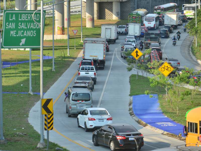 Trafico intenso en el redondel Integración y Bulevar Constitución en dirección a San Salvador. Alto flujo de vehículos debido al cierre de carretera panamericana por el tramo de Los Chorros.