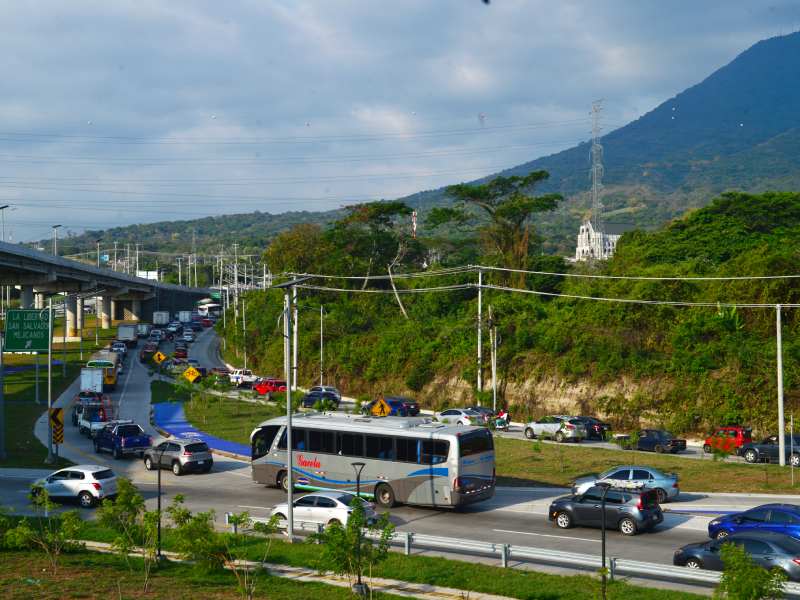 Trafico intenso en el redondel Integración y Bulevar Constitución en dirección a San Salvador. Alto flujo de vehículos debido al cierre de carretera panamericana por el tramo de Los Chorros.