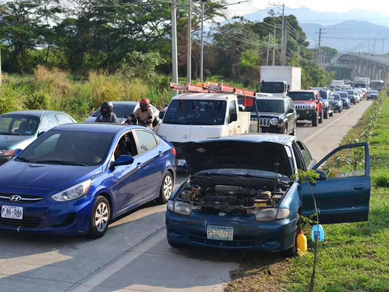 Trafico intenso en el redondel Integración y Bulevar Constitución en dirección a San Salvador. Alto flujo de vehículos debido al cierre de carretera panamericana por el tramo de Los Chorros.