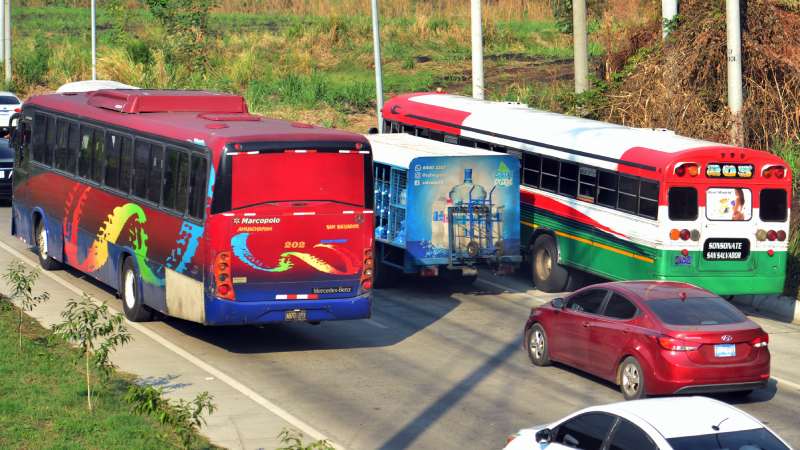 Trafico intenso en el redondel Integración y Bulevar Constitución en dirección a San Salvador. Alto flujo de vehículos debido al cierre de carretera panamericana por el tramo de Los Chorros.