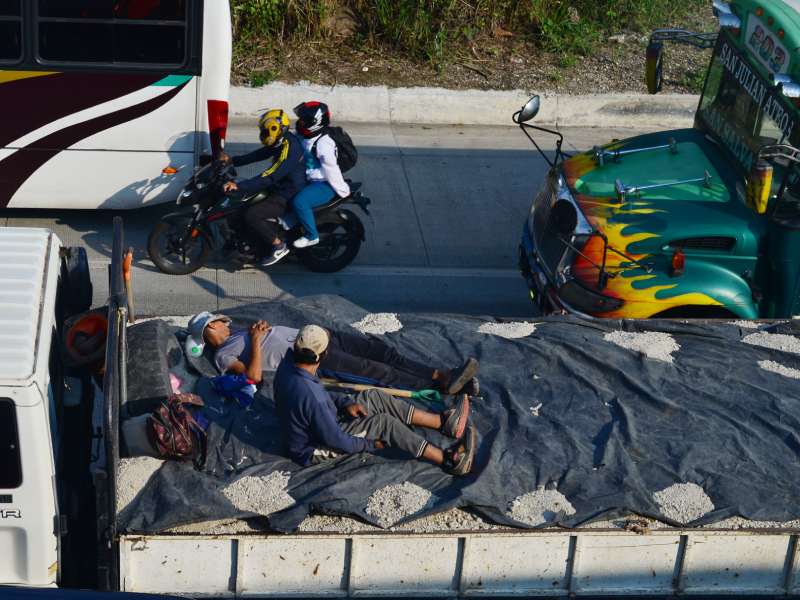Trafico intenso en el redondel Integración y Bulevar Constitución en dirección a San Salvador. Alto flujo de vehículos debido al cierre de carretera panamericana por el tramo de Los Chorros.