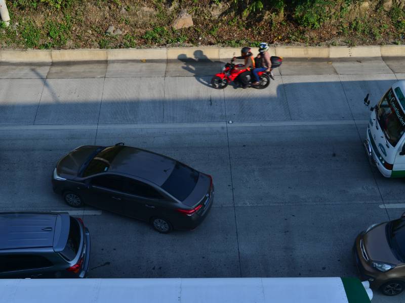 Trafico intenso en el redondel Integración y Bulevar Constitución en dirección a San Salvador. Alto flujo de vehículos debido al cierre de carretera panamericana por el tramo de Los Chorros.