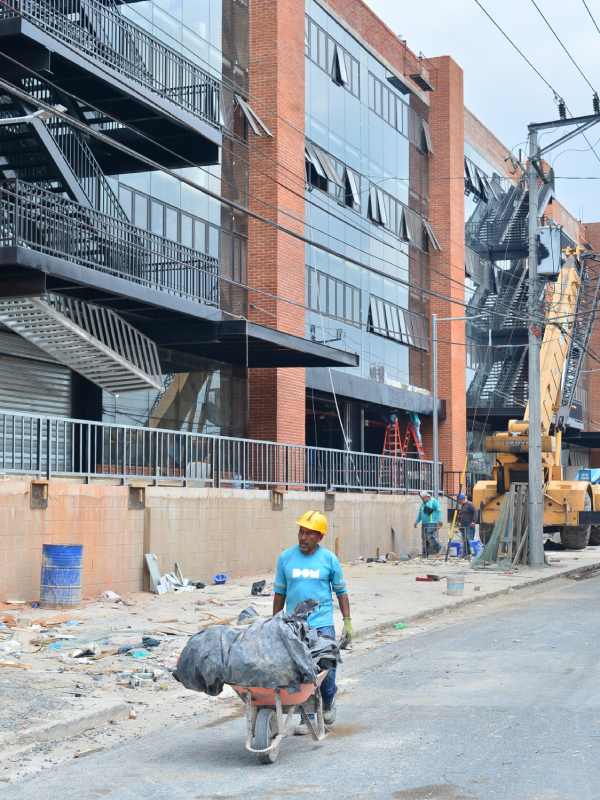 Avances de la construcción del nuevo Mercado San Miguelito. Vendedores informales, comerciantes.