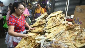 Ingredientes para platllos tÌpicos de Semana Santa como el jocote en miel, pescado seco, mango en miel, dulce de panela, torrejas. En el mercado central