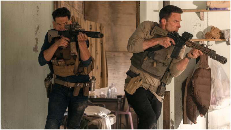 Fotografía cedida por Prime Video de los actores Jon Bernthal (i) como Brax y Ben Affleck como Christian Wolff, en una escena de la película 