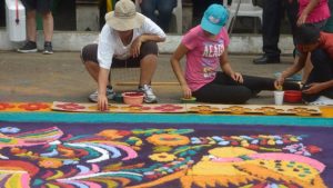 Elaboracion de alfombras de sal y aserrin