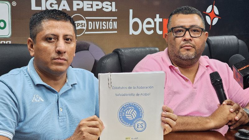 César García, secretario de la Primera División (izq.) y René Ayala, vicepresidente de la liga, muestran el documento de los estatutos. Foto EDH/Cortesía Primera División