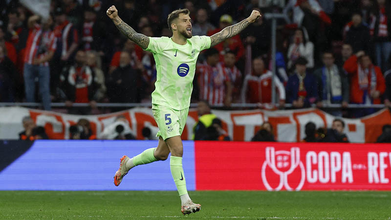 El defensa del FC Barcelona, Iñigo Martínez, celebra su victoria a la finalización del encuentro correspondiente a la vuelta de las semifinales de la Copa del Rey que han disputado hoy miércoles Atlético de Madrid y FC Barcelona en el estadio Metropolitano, en Madrid. Foto: EFE