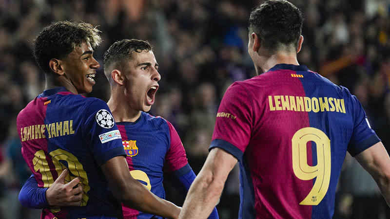 Los jugadores del FC Barcelona celebran uno de los goles conseguidos por el equipo blaugrana durante el encuentro correspondiente a la ida de los cuartos de final de la Liga de Campeones que disputan hoy miércoles FC Barcelona y Borussia Dortmund en el Estadio Olímpico de Montjuic, en Barcelona. Foto: EFE / Alejandro García