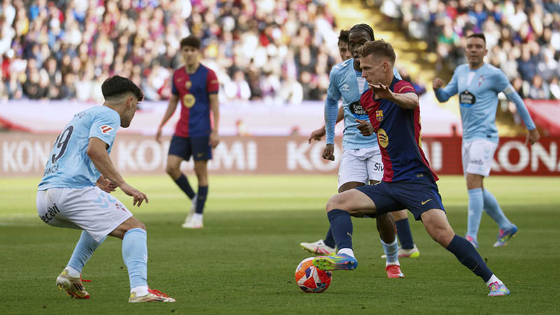 El centrocampista del FC Barcelona Dani Olmo controla la pelota durante el partido de la jornada 32 de LaLiga EA Sports que FC Barcelona y Celta de Vigo disputan este sábado en el estadio olímpico Lluís Companys en Barcelona. Foto EFE/Marta Pérez