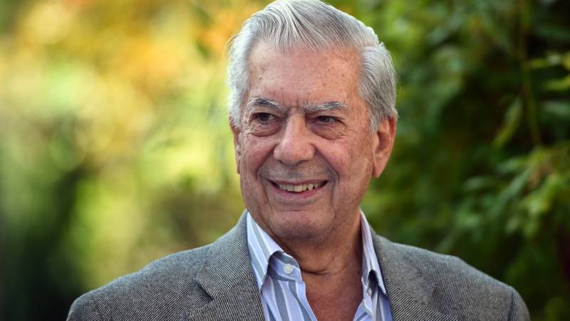 Vargas Llosa, posa el 17 de octubre de 2014 en Aix-en-Provence, sur de Francia, tras una rueda de prensa durante el festival literario La Fête du Livre. / 