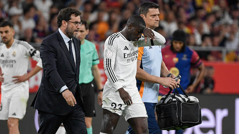 El defensa francés #23 del Real Madrid, Ferland Mendy, abandona el campo tras lesionarse durante la final de la Copa del Rey entre el FC Barcelona y el Real Madrid CF en el estadio de La Cartuja en Sevilla el 26 de abril de 2025. Foto: AFP