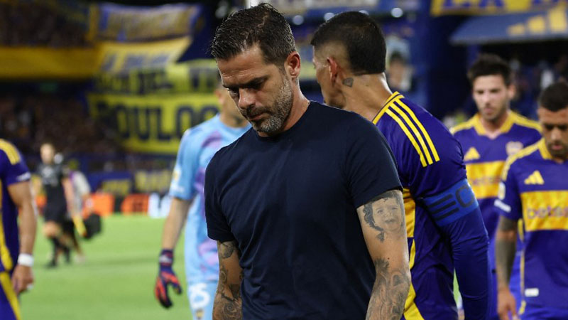 El entrenador de Boca Juniors, Fernando Gago, hace un gesto al salir de la cancha al final del entretiempo del partido del Torneo Apertura 2025 de la Liga Profesional de Fútbol Argentino entre Boca Juniors y Aldosivi en el estadio La Bombonera en Buenos Aires el 22 de febrero de 2025. Foto: AFP