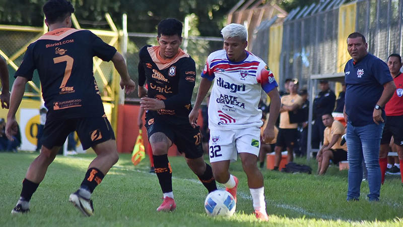 Nelson Díaz de Luis Ángel Firpo en jugada ante Marcelo Díaz y Tereso Benítez de CD Águila, por la fecha 16 del torneo Clausura 2025. Foto: Cortesía L.Á. Firpo