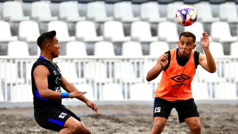 El playero Frank Velásquez (d.) cabecea un balón ante el seleccionado Heber Ramos. Foto: Cortesía Indes