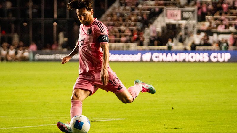 Lionel Messi del Inter Miami en jugada ante el Vancouver Whitecaps en las semifinales de la Concacaf Champions League en el Chase Stadium, de Miami. Foto EDH / Julio Portillo