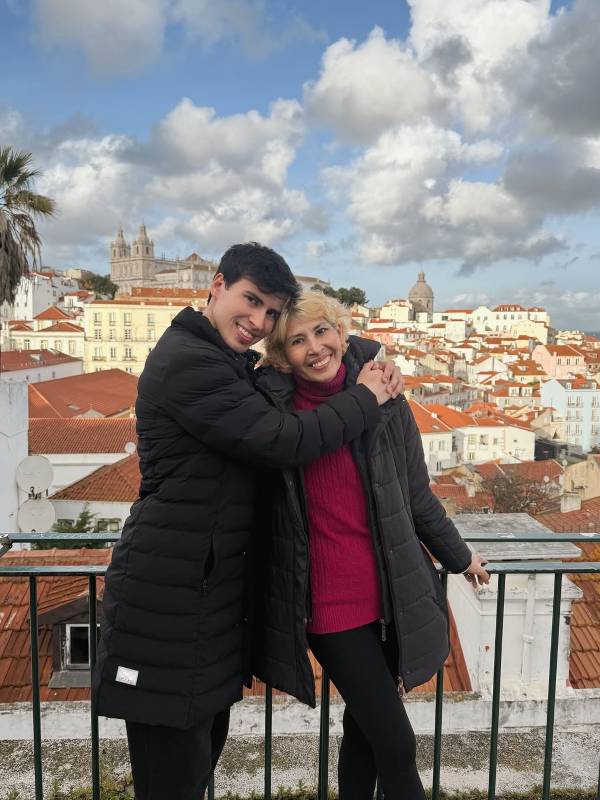 La Divaza con su madre en Lisboa