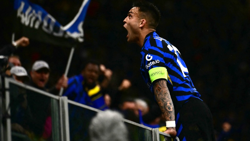 Lautaro Martínez, delantero del Inter de Milan, celebra su gol ante el Bayern. Foto EDH/AFP.