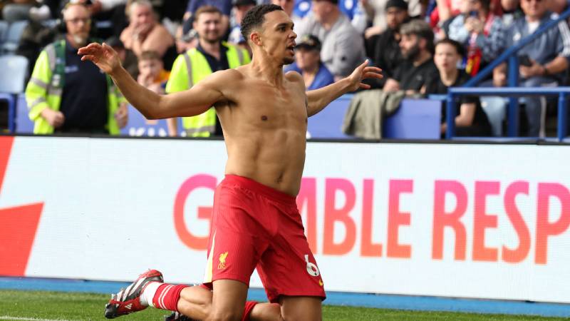 El defensa inglés #66 del Liverpool, Trent Alexander-Arnold, celebra tras anotar el primer gol del partido de la Premier League inglesa entre el Leicester City y el Liverpool en el King Power Stadium en Leicester, en el centro de Inglaterra, el 20 de abril de 2025. 
Foto EDH/AFP / 