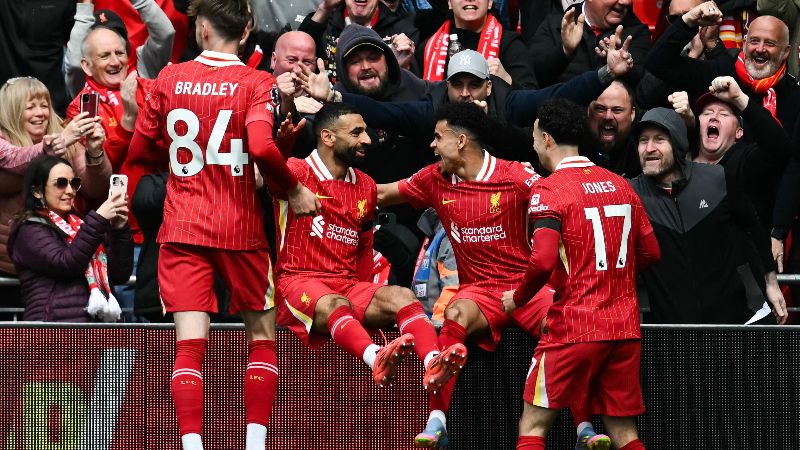El colombiano Luis Díaz (2o. d.) celebra con Curtis Jones, Mohamed Salah y Conor Bradley su gol ante el West Ham United, en Anfield. Foto: EDH AFP