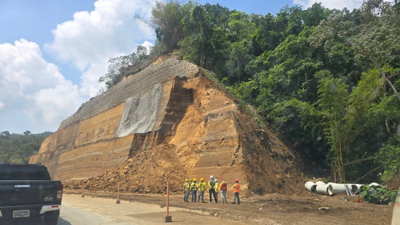 El pasado 24 de abril, usuarios de la carretera Los Chorros advirtieron del peligro ante los deslizamientos de tierra que ocurren en el proyecto de ampliación y construcción de la vía.
El Ministro de Obras Públicas expresó en una entrevista en televisión que 