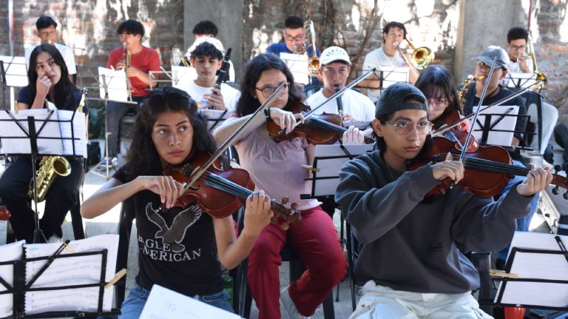Integrantes de la OSJ ensayan en la sede del proyecto social