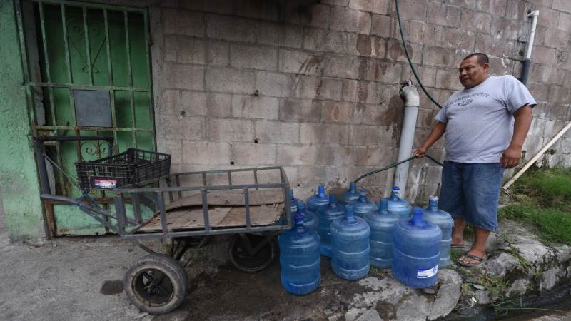 En San Roque la solidaridad es clave en la problemática del servicio irregular del agua.  Foto EDH/ Menly Gonzalez
