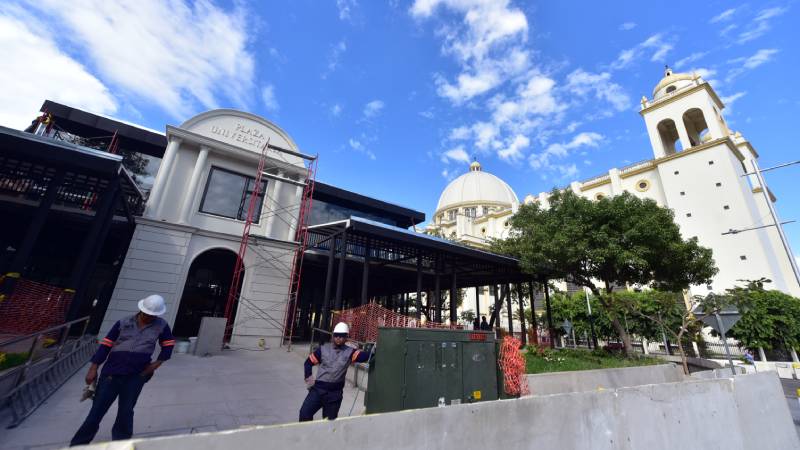 ML construcción plaza universitaria centro san salvador