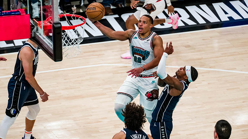 Desmond Bane (c) de Memphis sostiene el balón este viernes, durante un partido entre Memphis Grizzlies y Dallas Mavericks en el FedEx Forum, en Memphis. Foto EFE/ Matthew A. Smith