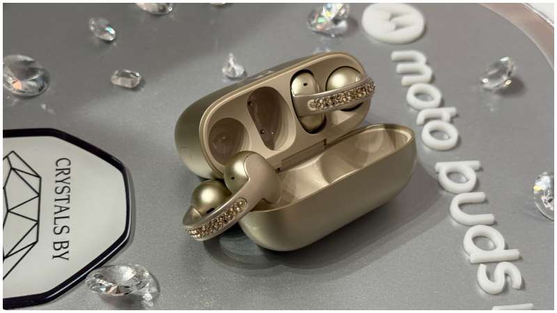 Auriculares Buds Loop color beige champán. Motorola y Swarovski anunciaron que han colaborado para diseñar unos lujosos auriculares inalámbricos con los famosos cristales de la marca de joyas. Foto: AFP