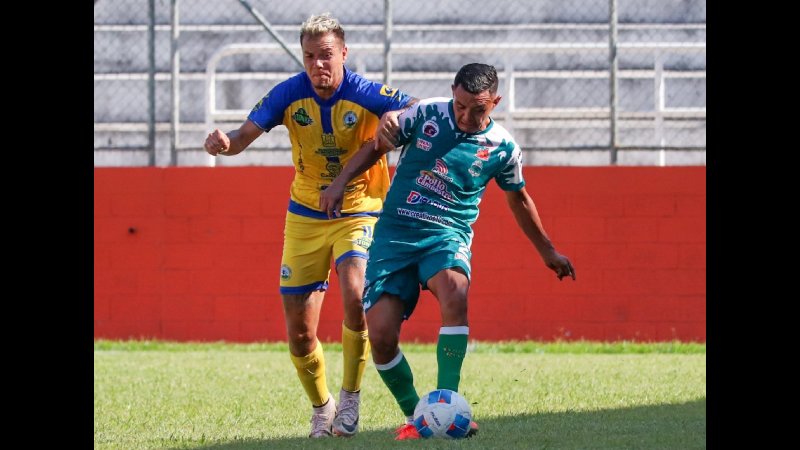 Sebastián Julio de Municipal Limeño en una jugada con Kevin Calderón de CD Dragón en la fecha 19 del torneo Clausura 2025 en el estadio Juan Francisco Barraza de San Miguel. Foto: Cortesía CD Dragón