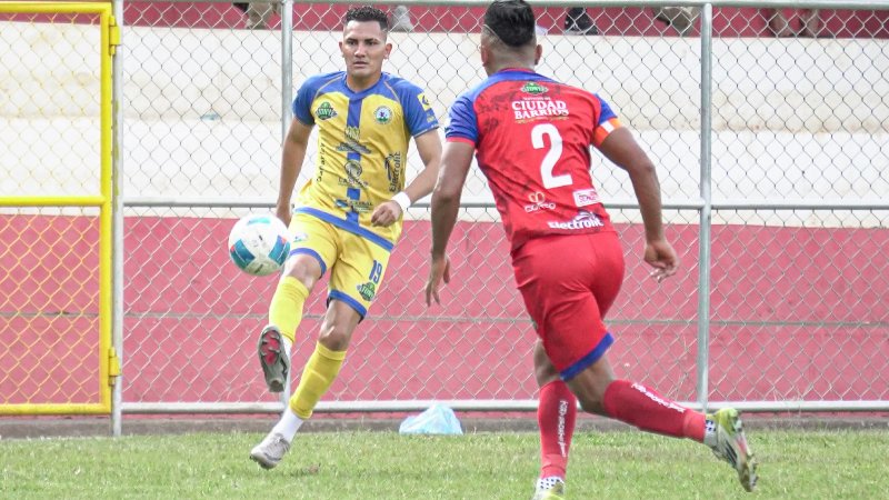 Jordy Bonilla de Municipal Limeño en jugada ante Cacahuatique, por la fecha 17 del Clausura 2025 en el Complejo Deportivo de Chapeltique. Foto: Cortesía Municipal Limeño