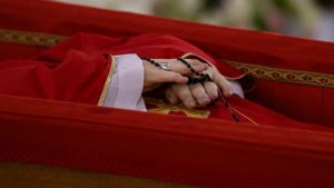 Papa Francisco en su ataúd abierto durante el rito de la Confirmación de la Muerte del Pontífice en la Capilla de Santa Marta en el Vaticano