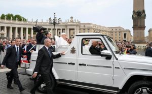 Papa Francisco en papamovil