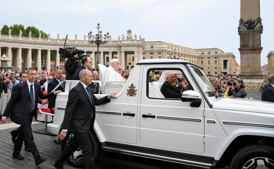 El papa Francisco recorrió la Plaza de San Pedro a bordo del papamóvil tras la bendición 
