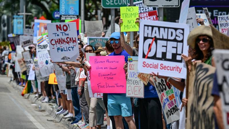 Protesta- Donald Trump- Presidente- Estados Unidos- Manos a fuera)